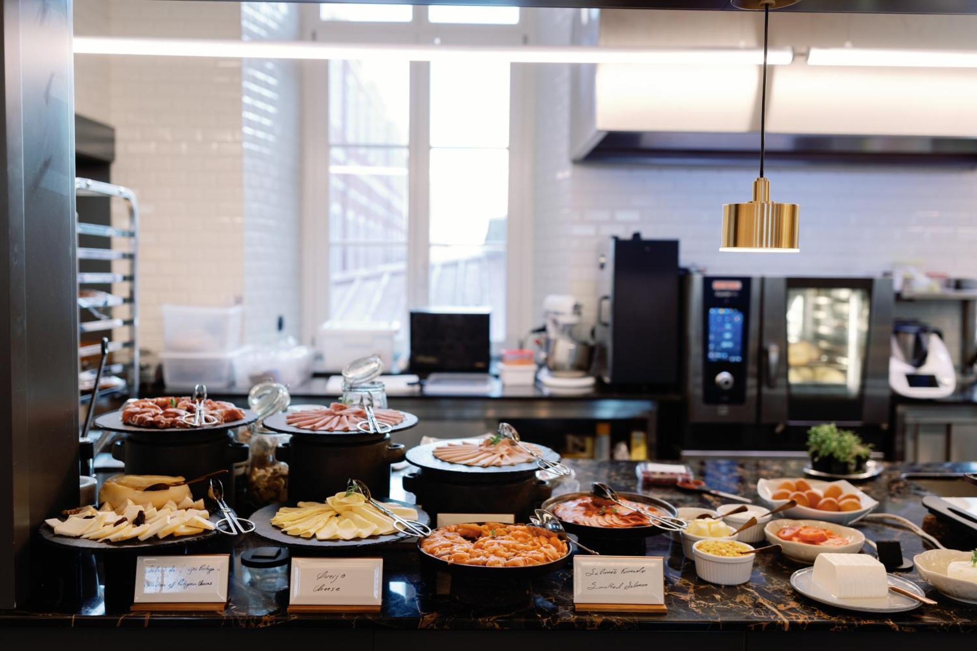 The Editory Riverside Hotel, An Historic Hotel Lisbon Exterior photo A buffet at a hotel